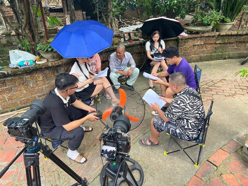 Vợ cụ trẻ Đoành chuộng diện chân váy nữ sinh, áo croptop học đòi làm gái phố trên phim-2