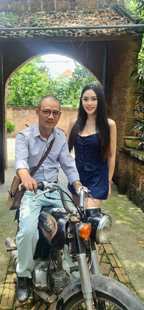 Vợ cụ trẻ Đoành chuộng diện chân váy nữ sinh, áo croptop học đòi làm gái phố trên phim-3