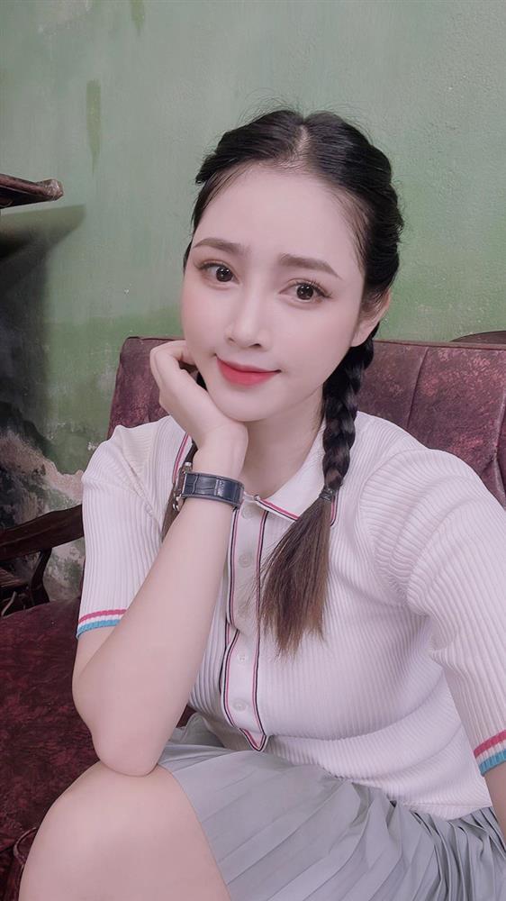 Vợ cụ trẻ Đoành chuộng diện chân váy nữ sinh, áo croptop học đòi làm gái phố trên phim-6