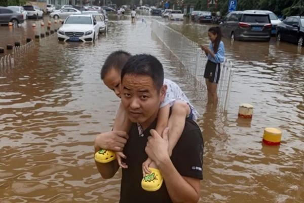 Nước lụt dâng đột ngột cuốn trôi nhóm du khách Trung Quốc, ai nhìn cũng đứng tim-2