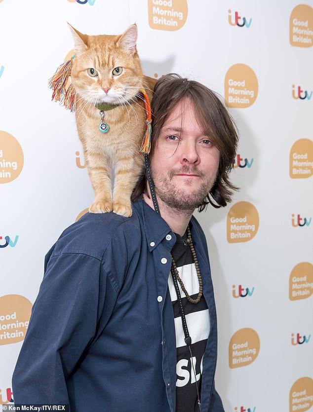 Từng đổi đời vì một chú mèo đi lạc, người ăn xin gây bất ngờ với cuộc sống hiện tại-2