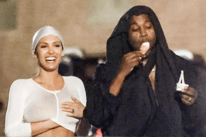 Bất chấp dư luận, vợ Kanye West vẫn mặc đồ kiệm vải xuống phố-1