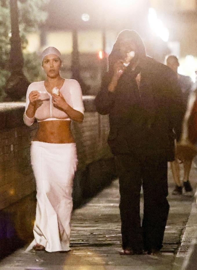 Bất chấp dư luận, vợ Kanye West vẫn mặc đồ kiệm vải xuống phố-2