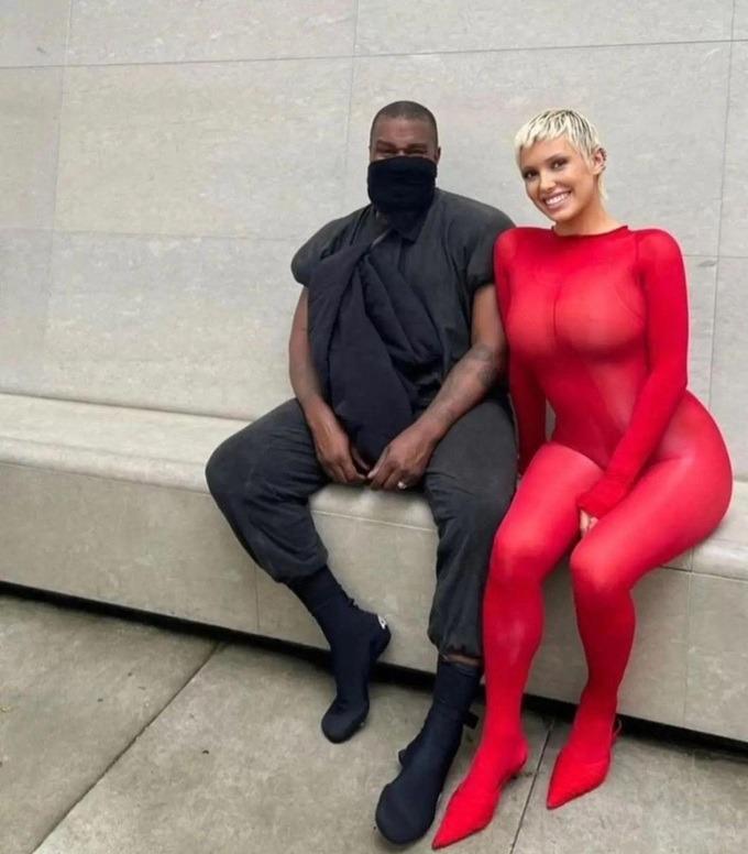 Bất chấp dư luận, vợ Kanye West vẫn mặc đồ kiệm vải xuống phố-3