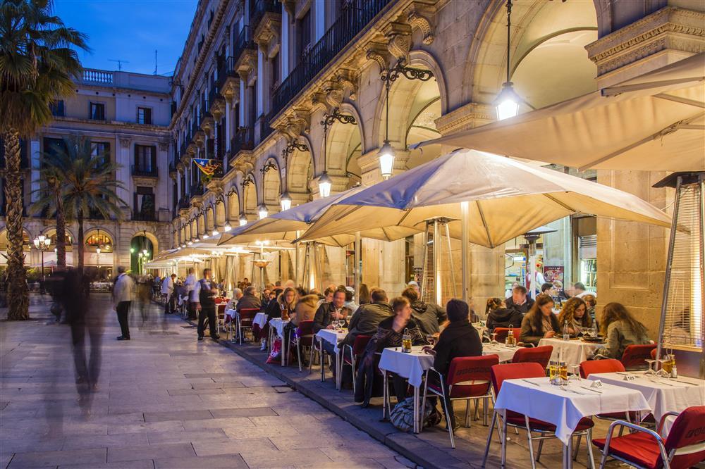Vì sao các nhà hàng của Tây Ban Nha từ chối tiếp khách đi ăn một mình?-1