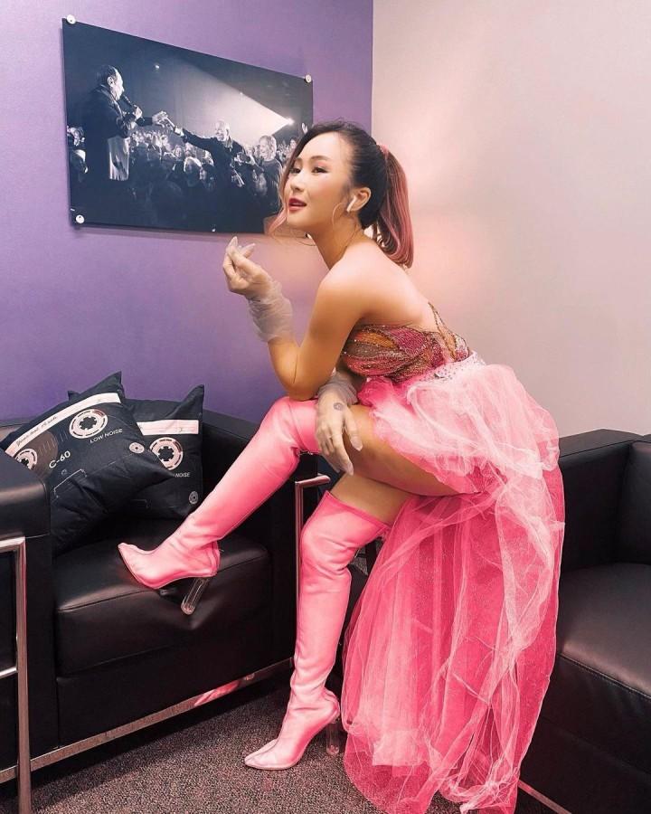 Hương Tràm lại gặp sự cố trang phục, gợi nhớ scandal váy áo đi diễn bar năm nào-7