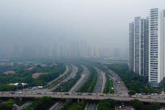 Ngỡ ngàng Hà Nội chìm trong sương mù hư ảo