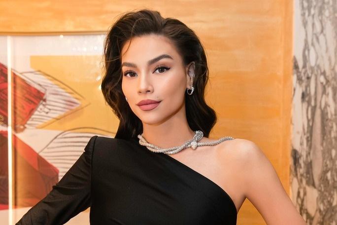 Leon nhà Hồ Ngọc Hà gây cười với biểu cảm hài hước khi chờ mẹ tan làm-4