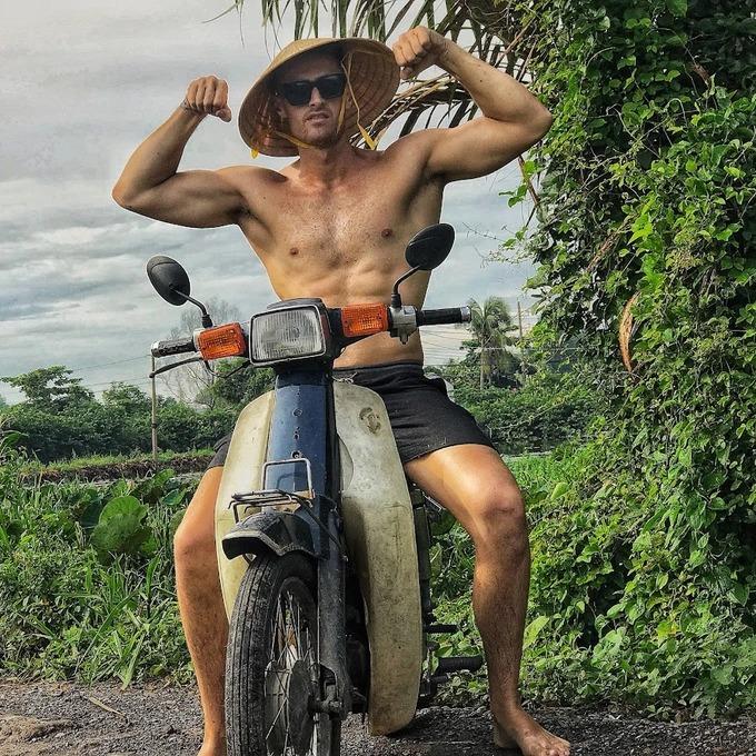 Ăn bánh xèo 180.000 đồng/chiếc, khách Mỹ còn thích mê nước chanh muối-1