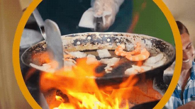 Ăn bánh xèo 180.000 đồng/chiếc, khách Mỹ còn thích mê nước chanh muối-2