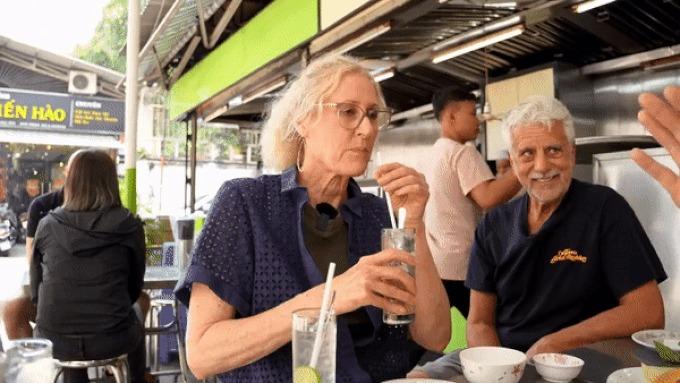 Ăn bánh xèo 180.000 đồng/chiếc, khách Mỹ còn thích mê nước chanh muối-3