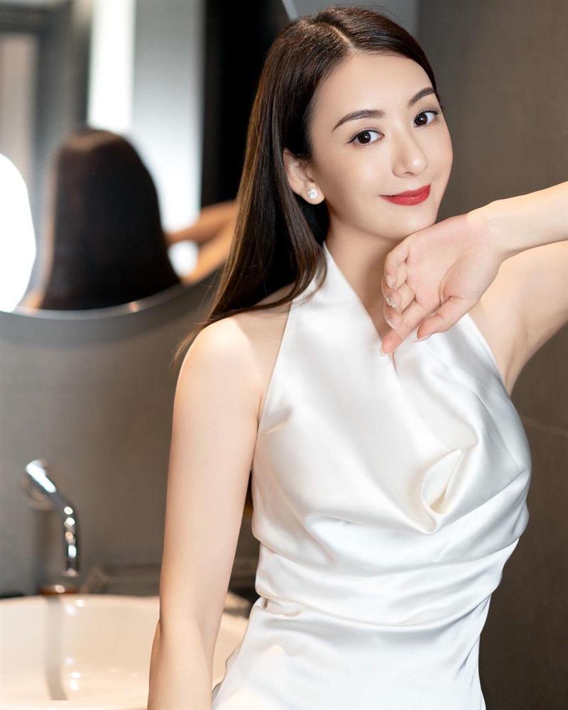 Vợ kém 22 tuổi của Quách Phú Thành làm mẹ 2 con được khen trẻ đẹp như búp bê-1