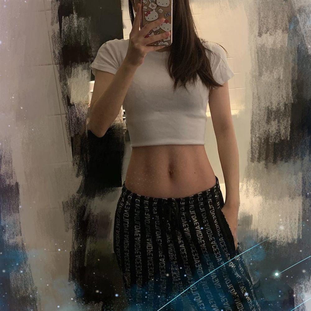 Vợ kém 22 tuổi của Quách Phú Thành làm mẹ 2 con được khen trẻ đẹp như búp bê-4