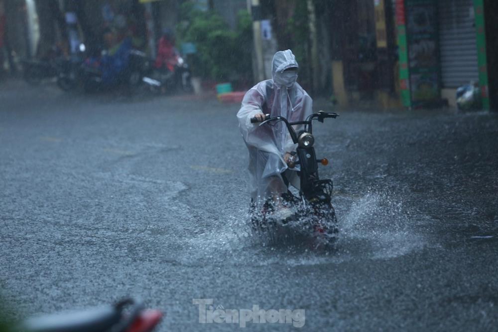 Bị mưa lớn đánh úp giữa trưa, nhiều tuyến phố Hà Nội ngập sâu nửa mét-1