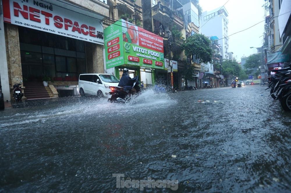 Bị mưa lớn đánh úp giữa trưa, nhiều tuyến phố Hà Nội ngập sâu nửa mét-2