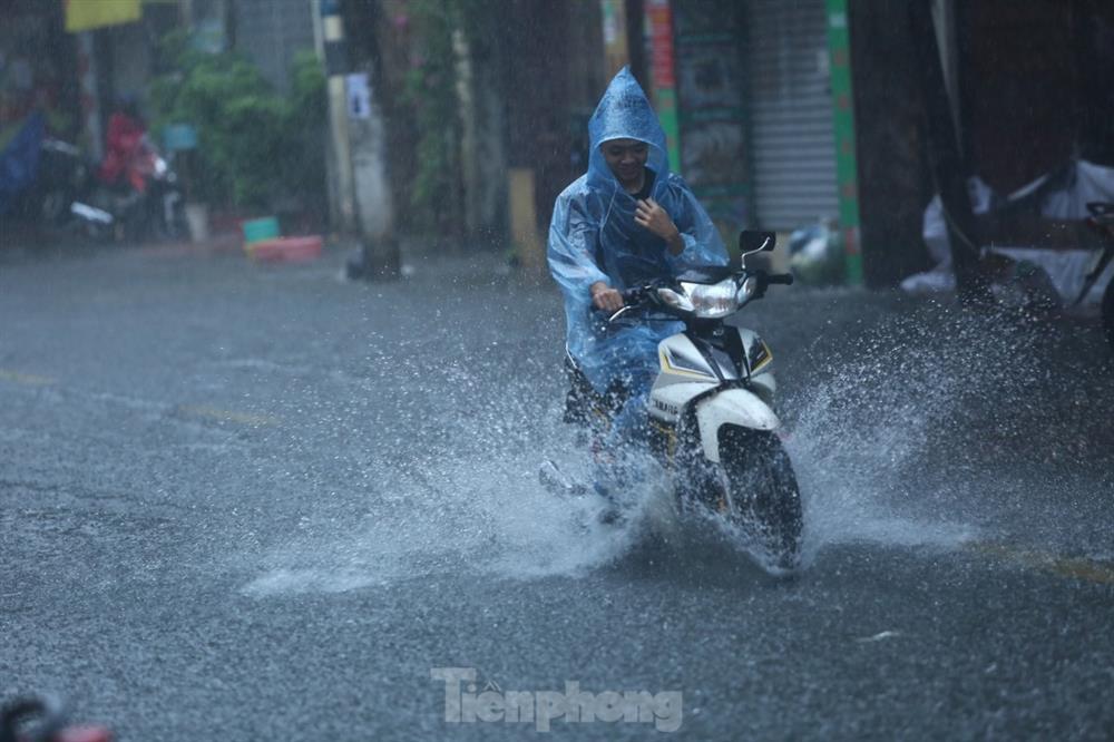 Bị mưa lớn đánh úp giữa trưa, nhiều tuyến phố Hà Nội ngập sâu nửa mét-3