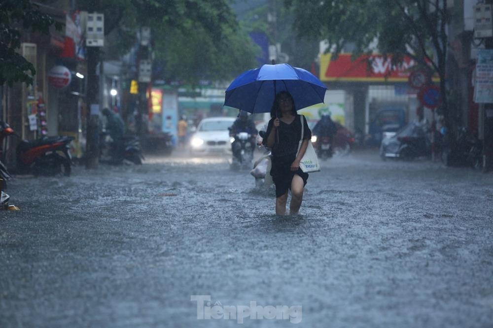 Bị mưa lớn đánh úp giữa trưa, nhiều tuyến phố Hà Nội ngập sâu nửa mét-4