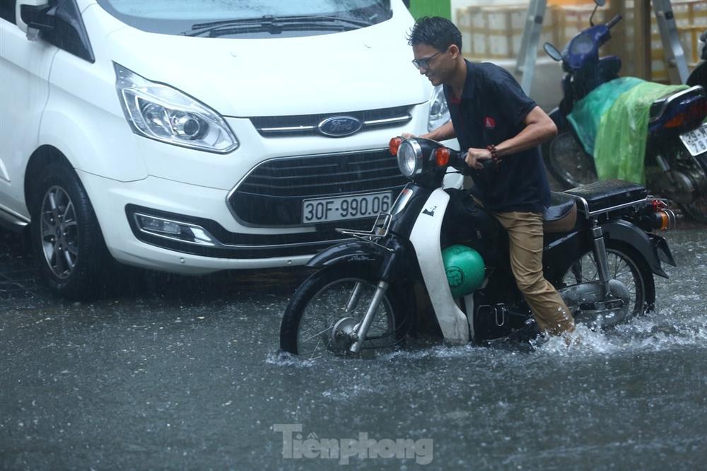 Bị mưa lớn đánh úp giữa trưa, nhiều tuyến phố Hà Nội ngập sâu nửa mét-5