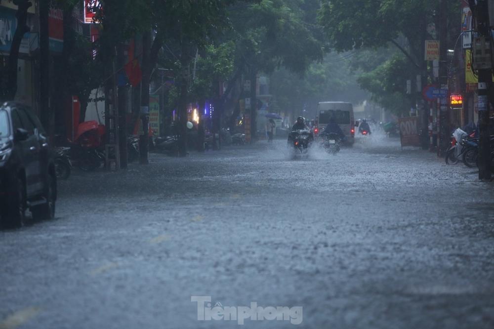 Bị mưa lớn đánh úp giữa trưa, nhiều tuyến phố Hà Nội ngập sâu nửa mét-6