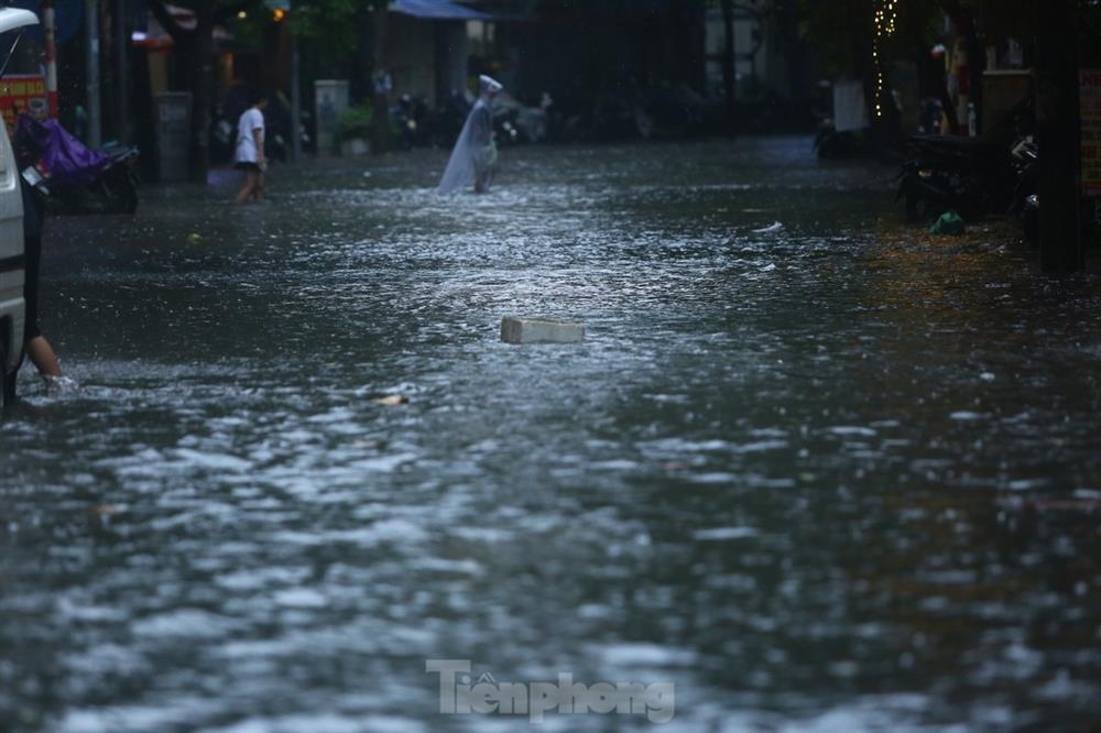 Bị mưa lớn đánh úp giữa trưa, nhiều tuyến phố Hà Nội ngập sâu nửa mét-10