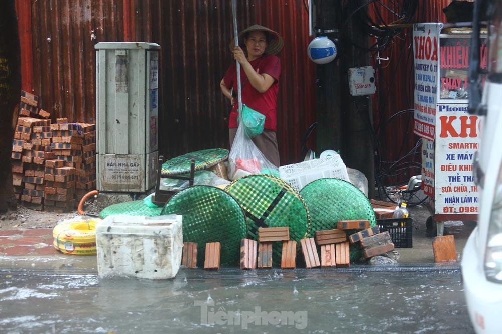Bị mưa lớn đánh úp giữa trưa, nhiều tuyến phố Hà Nội ngập sâu nửa mét-11