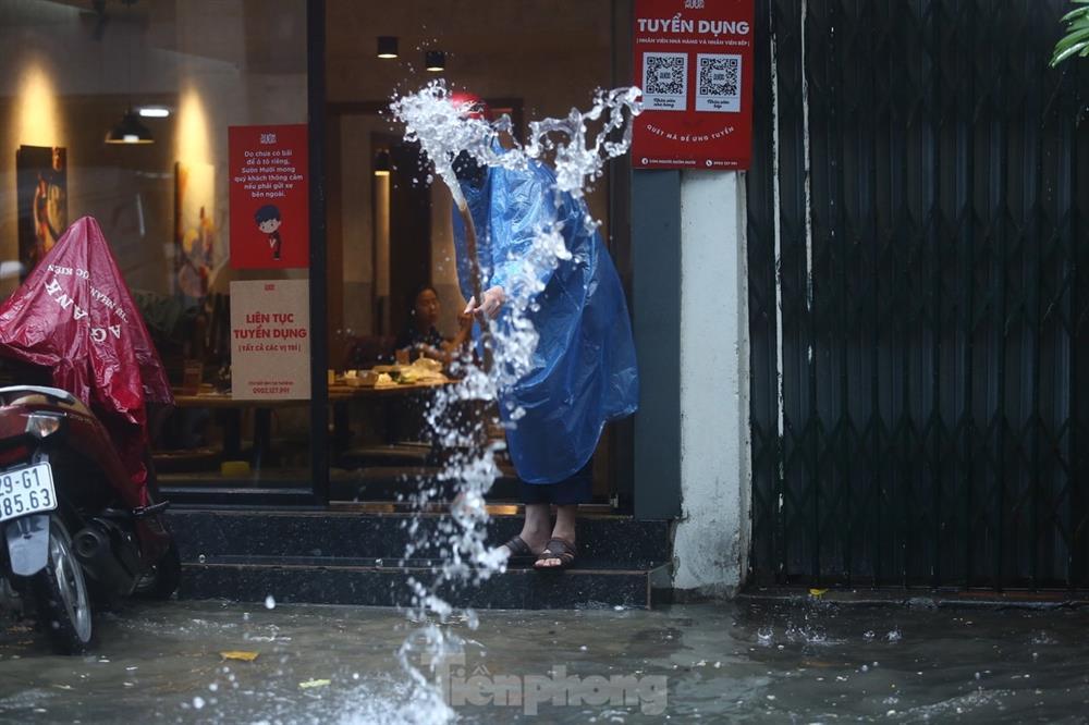 Bị mưa lớn đánh úp giữa trưa, nhiều tuyến phố Hà Nội ngập sâu nửa mét-12