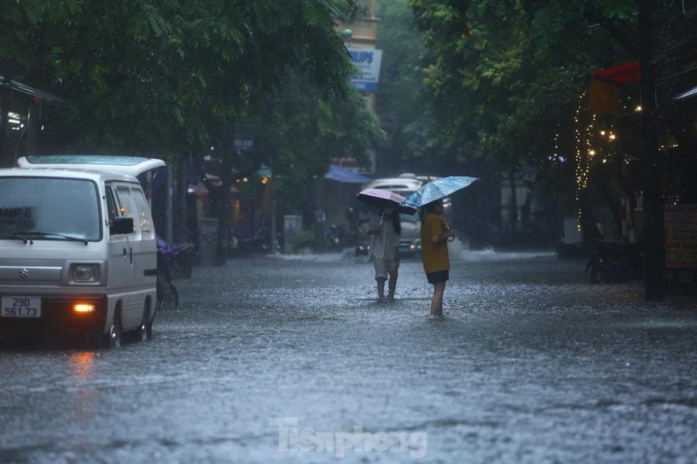 Bị mưa lớn đánh úp giữa trưa, nhiều tuyến phố Hà Nội ngập sâu nửa mét-7