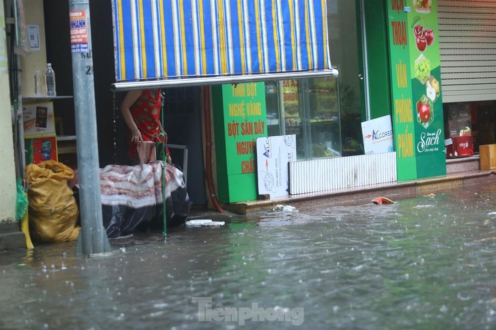 Bị mưa lớn đánh úp giữa trưa, nhiều tuyến phố Hà Nội ngập sâu nửa mét-8