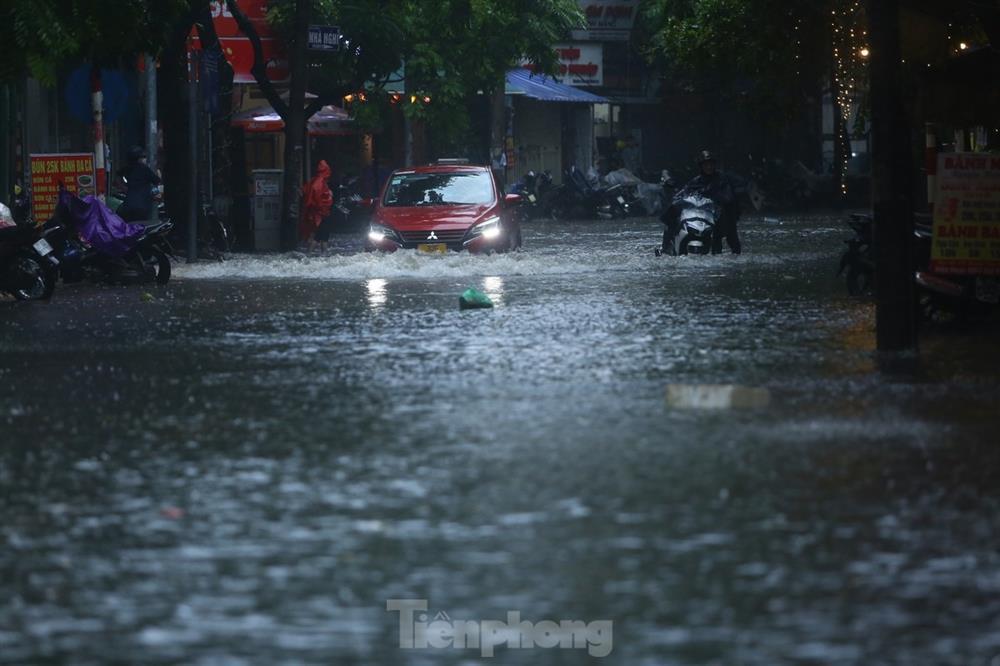 Bị mưa lớn đánh úp giữa trưa, nhiều tuyến phố Hà Nội ngập sâu nửa mét-9