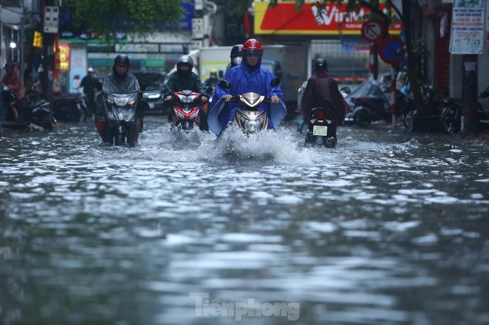 Bị mưa lớn đánh úp giữa trưa, nhiều tuyến phố Hà Nội ngập sâu nửa mét-13