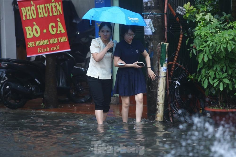 Bị mưa lớn đánh úp giữa trưa, nhiều tuyến phố Hà Nội ngập sâu nửa mét-14