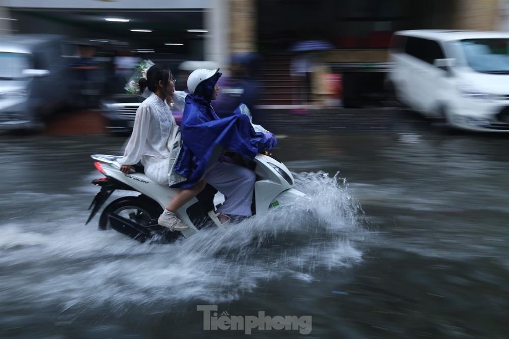 Bị mưa lớn đánh úp giữa trưa, nhiều tuyến phố Hà Nội ngập sâu nửa mét-15
