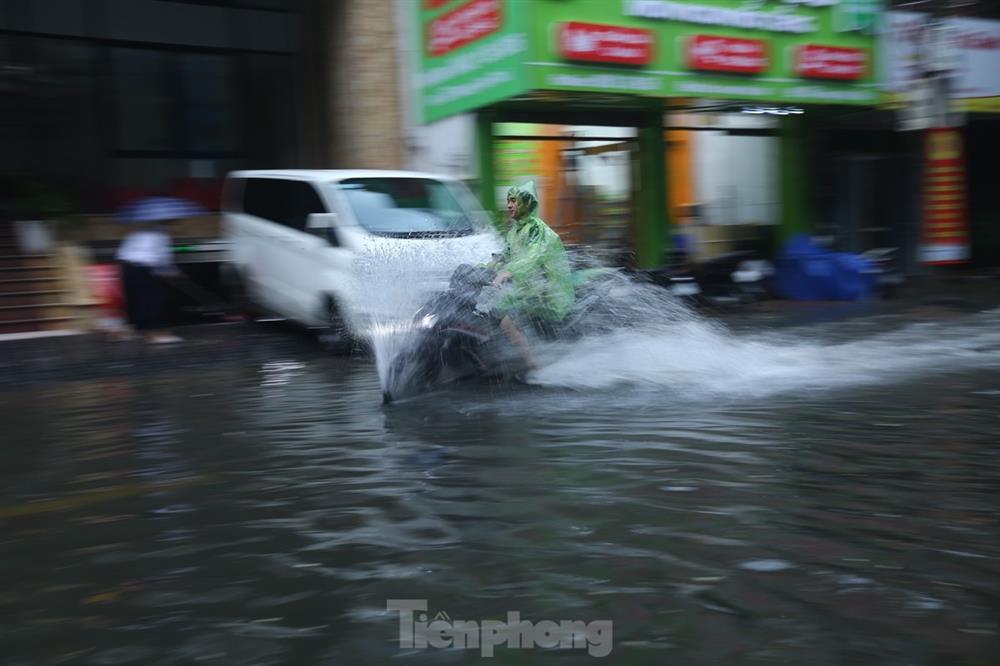 Bị mưa lớn đánh úp giữa trưa, nhiều tuyến phố Hà Nội ngập sâu nửa mét-16