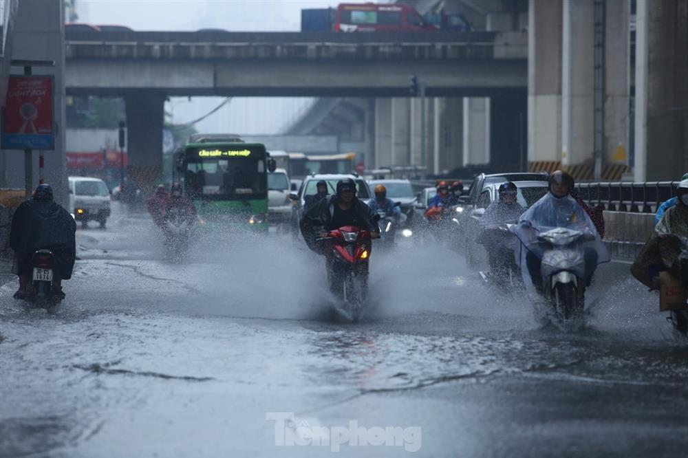 Bị mưa lớn đánh úp giữa trưa, nhiều tuyến phố Hà Nội ngập sâu nửa mét-17