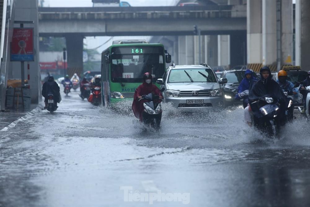 Bị mưa lớn đánh úp giữa trưa, nhiều tuyến phố Hà Nội ngập sâu nửa mét-18