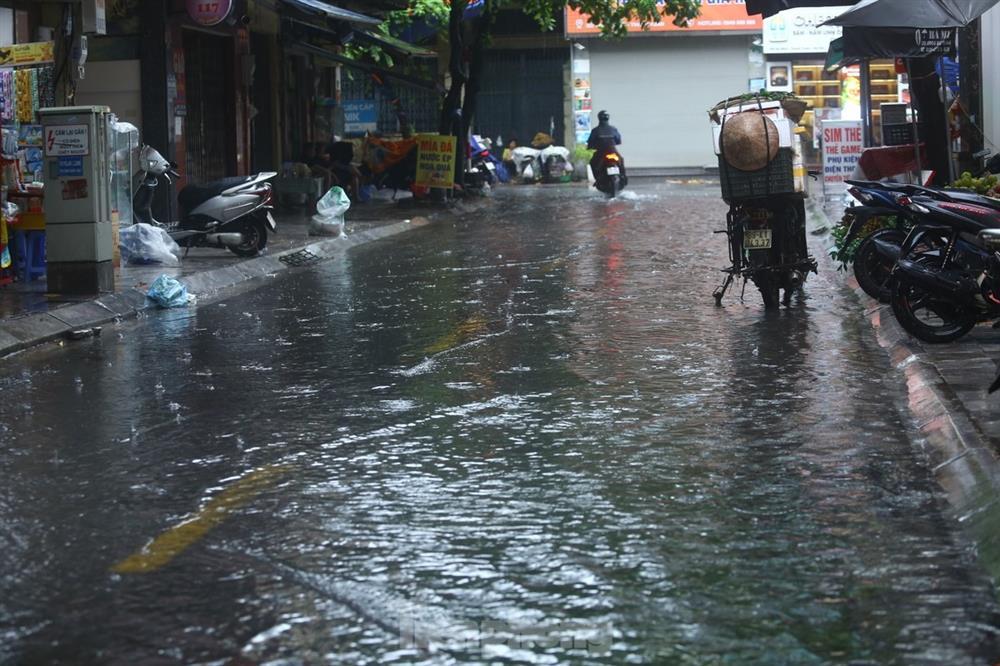 Bị mưa lớn đánh úp giữa trưa, nhiều tuyến phố Hà Nội ngập sâu nửa mét-19