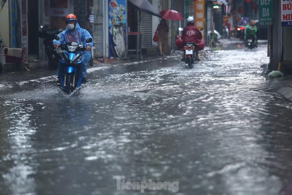 Bị mưa lớn đánh úp giữa trưa, nhiều tuyến phố Hà Nội ngập sâu nửa mét-20