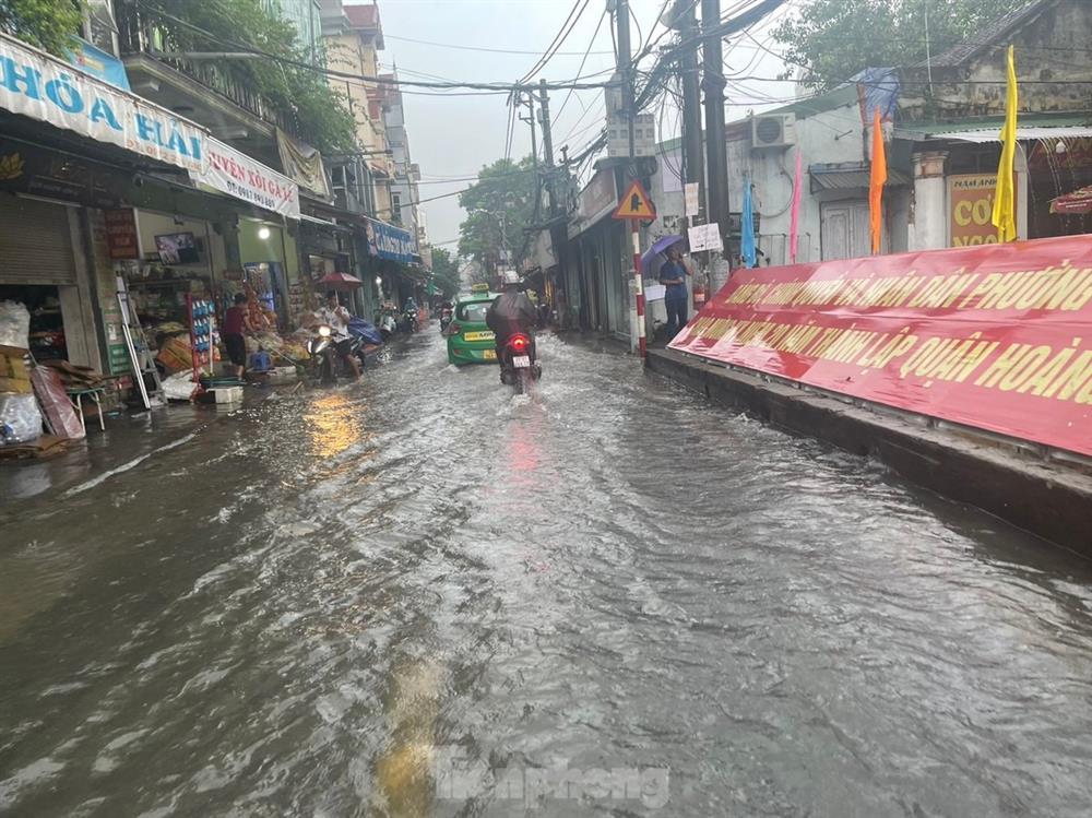 Bị mưa lớn đánh úp giữa trưa, nhiều tuyến phố Hà Nội ngập sâu nửa mét-21