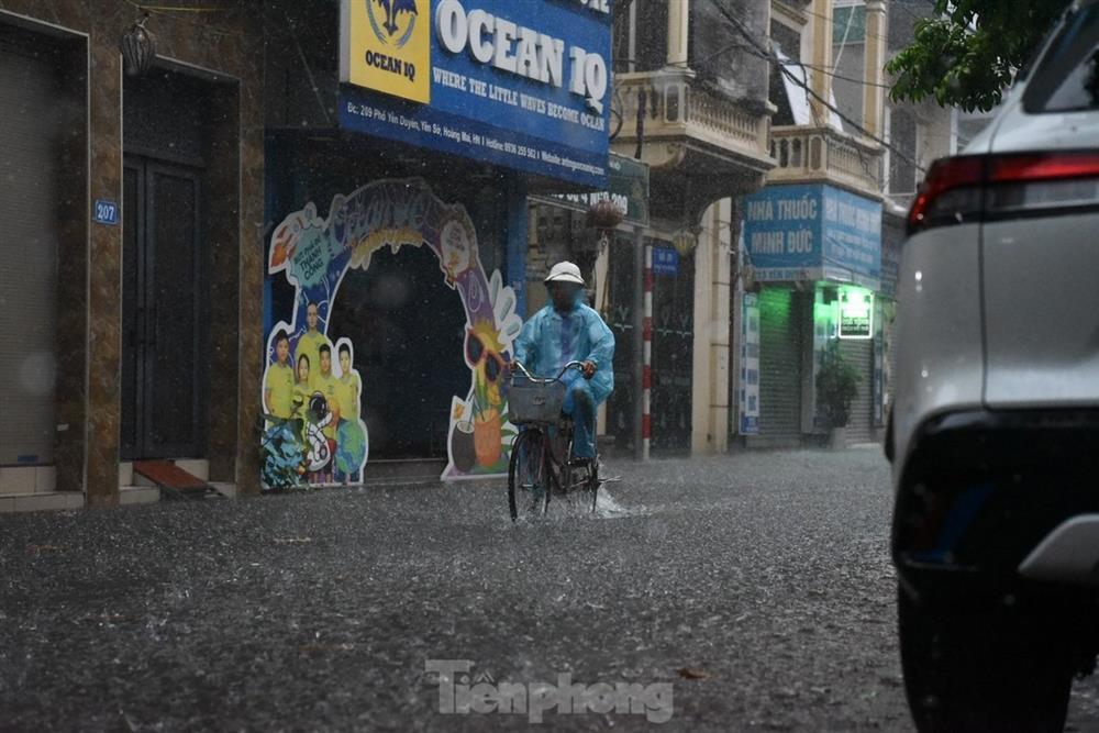 Bị mưa lớn đánh úp giữa trưa, nhiều tuyến phố Hà Nội ngập sâu nửa mét-22