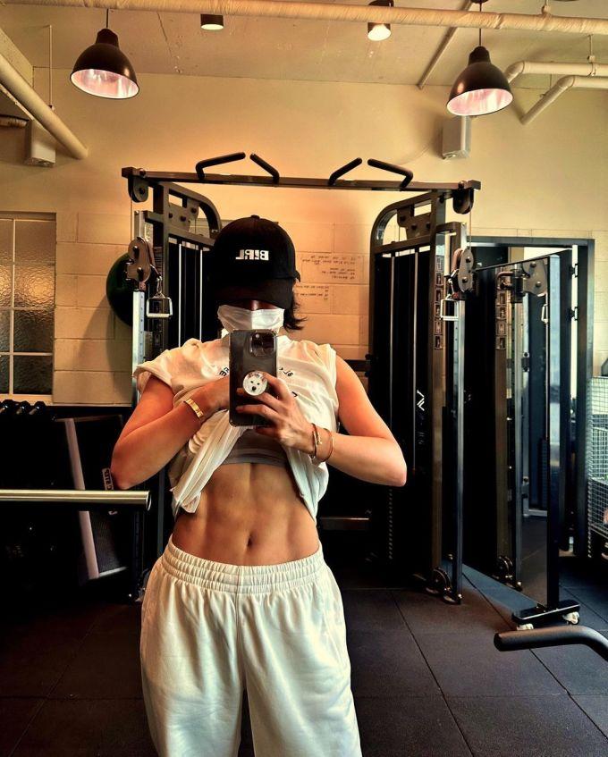 Ba sao Hàn tuổi ngoại tứ tuần có bụng múi săn chắc-1