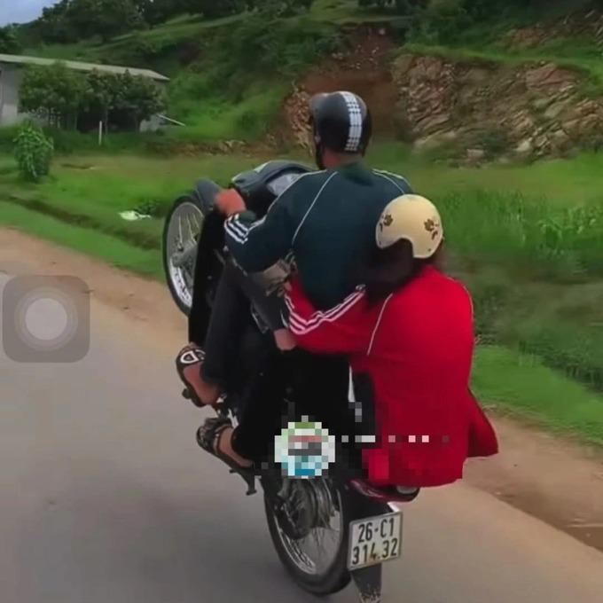 Thiếu niên bốc đầu xe máy để ra oai với bạn gái-1