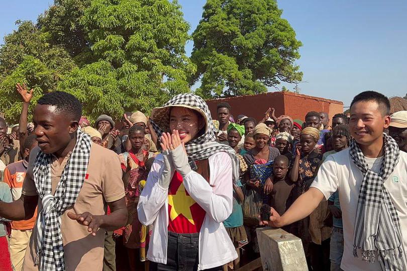 Quang Linh Vlogs tài giỏi thế nào mà dân tình đẩy thuyền nhiệt tình Hoa hậu Thùy Tiên?-2