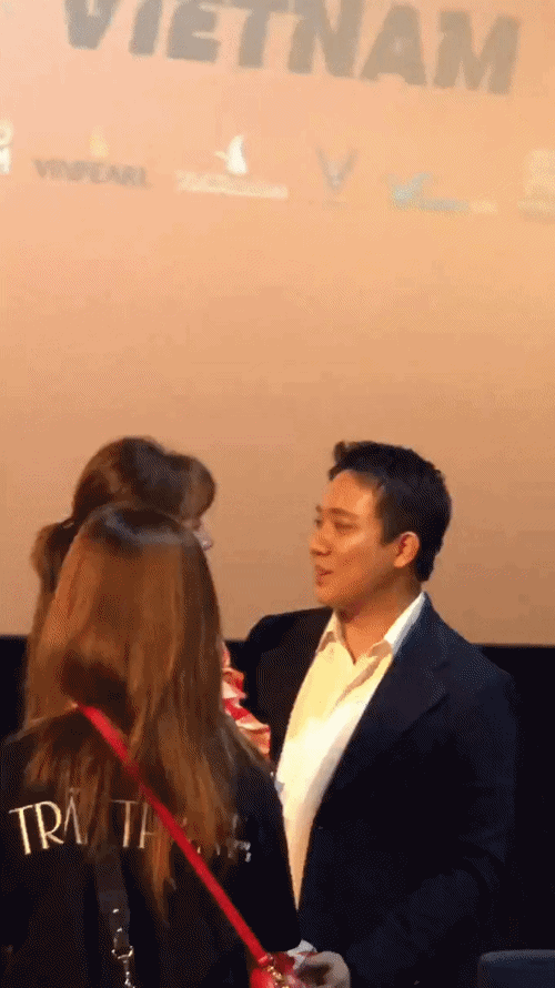 Trấn Thành và Hari Won tình tứ, ôm hôn nhau trước nơi đông người-1