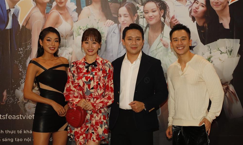 Trấn Thành và Hari Won tình tứ, ôm hôn nhau trước nơi đông người-2