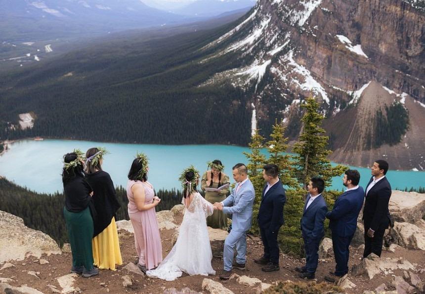 Đám cưới có 1-0-2: Khách mời phải ăn bánh mì, cô dâu không thể mang giày cao gót-4