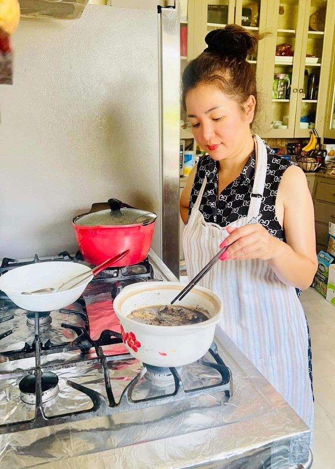 Nghệ sĩ hài Thúy Nga tuổi 47: Nhan sắc trẻ trung, bình yên sau sóng gió-6