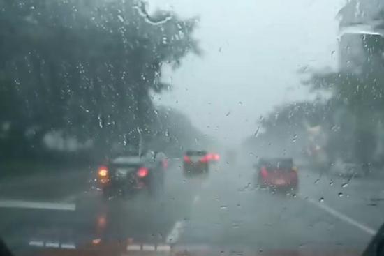 Tranh luận không hồi kết về việc ô tô bật đèn khẩn cấp khi trời mưa