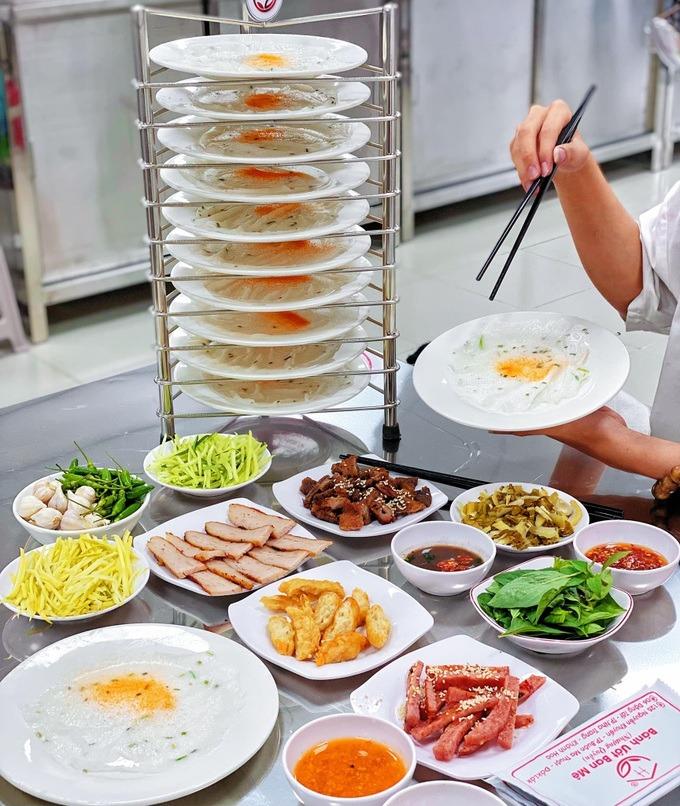 Món ăn tốn chén đĩa nhất Việt Nam, khách cuốn vài chục bánh mới đã thèm-1