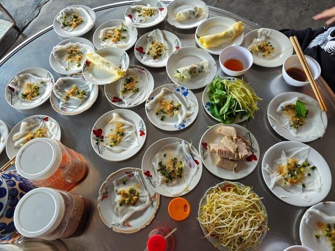 Món ăn tốn chén đĩa nhất Việt Nam, khách cuốn vài chục bánh mới đã thèm-5