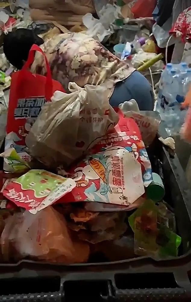 Cảnh sống ăn lông ở lỗ của cô gái trong căn hộ thối hoắc, rác chất lên tận cửa sổ-2